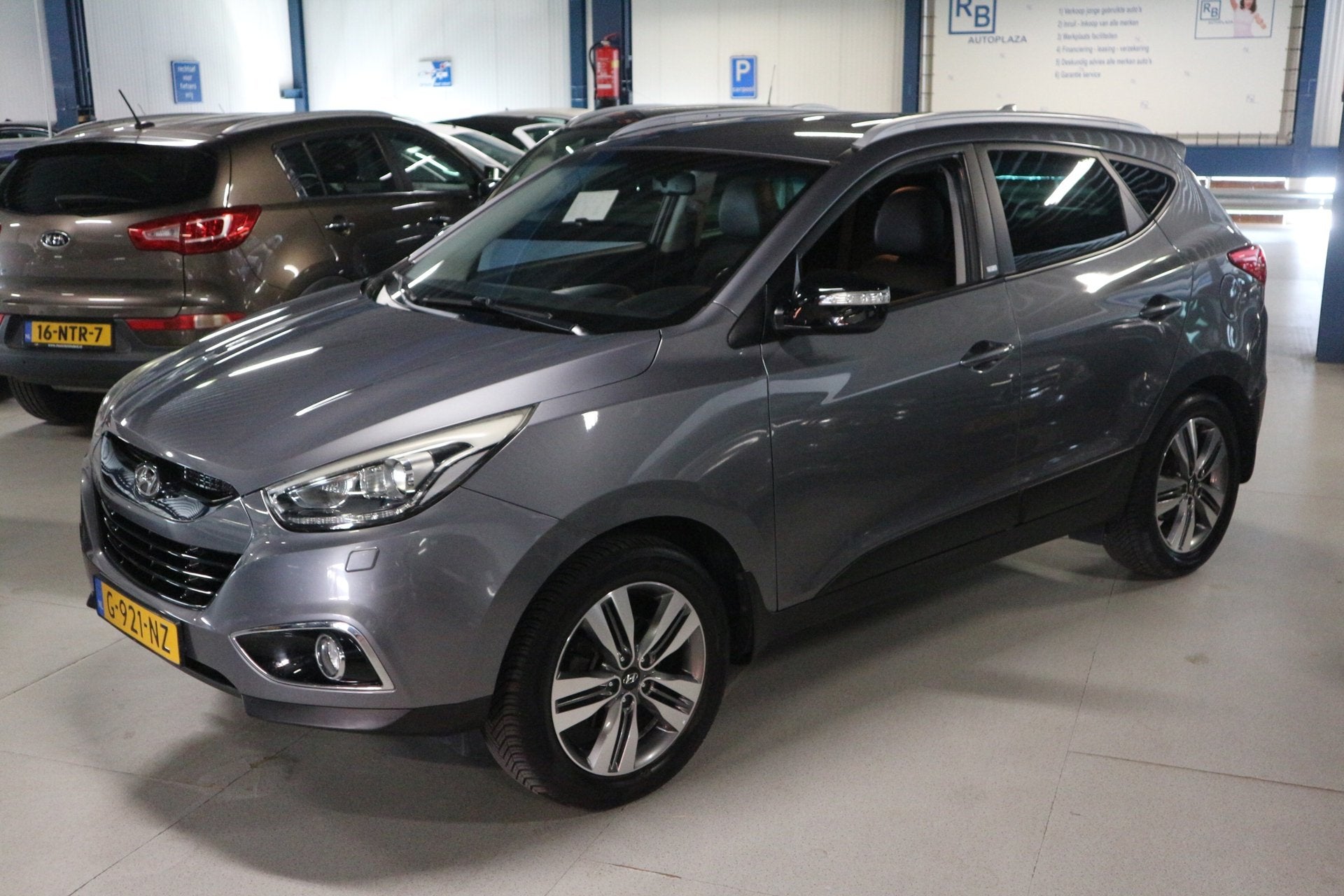 Hyundai Ix35 2.0i 4WD Business Edition / NAV / STUUR VERWARM, Euro 5, Gebruikt, 4 cilinders, Leder en Stof