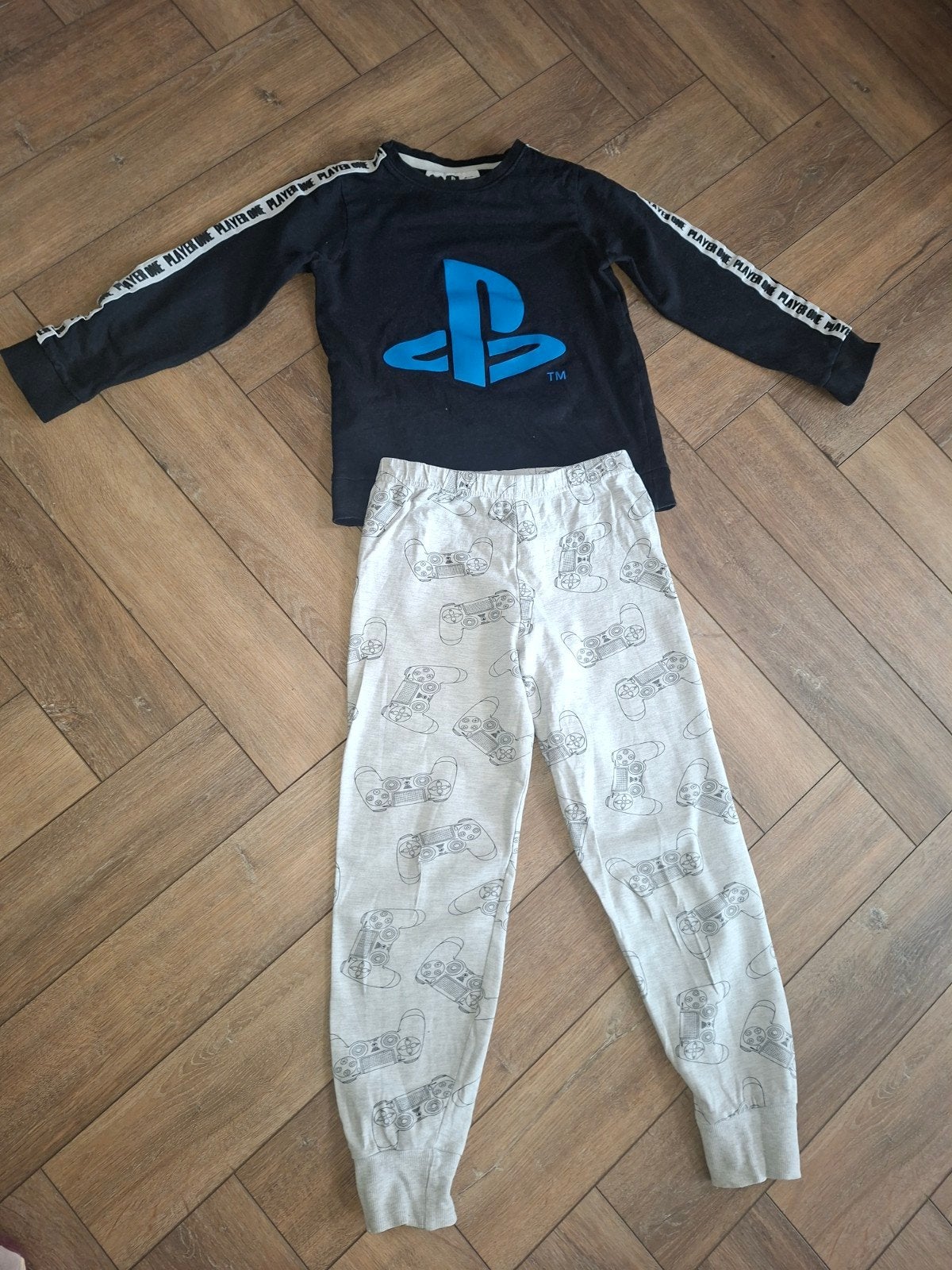 PlayStation pyjama set (shirt en broek) - Maat 134 cm, Nacht- of Onderkleding, Gebruikt, Jongen of Meisje, Ophalen of Verzenden