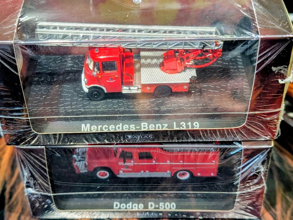 Duo-set Atlas Brandweerwagens  Dodge & Mercedes **geseald**, Hobby en Vrije tijd, Modelauto's | 1:43, Ophalen of Verzenden, Zo goed als nieuw