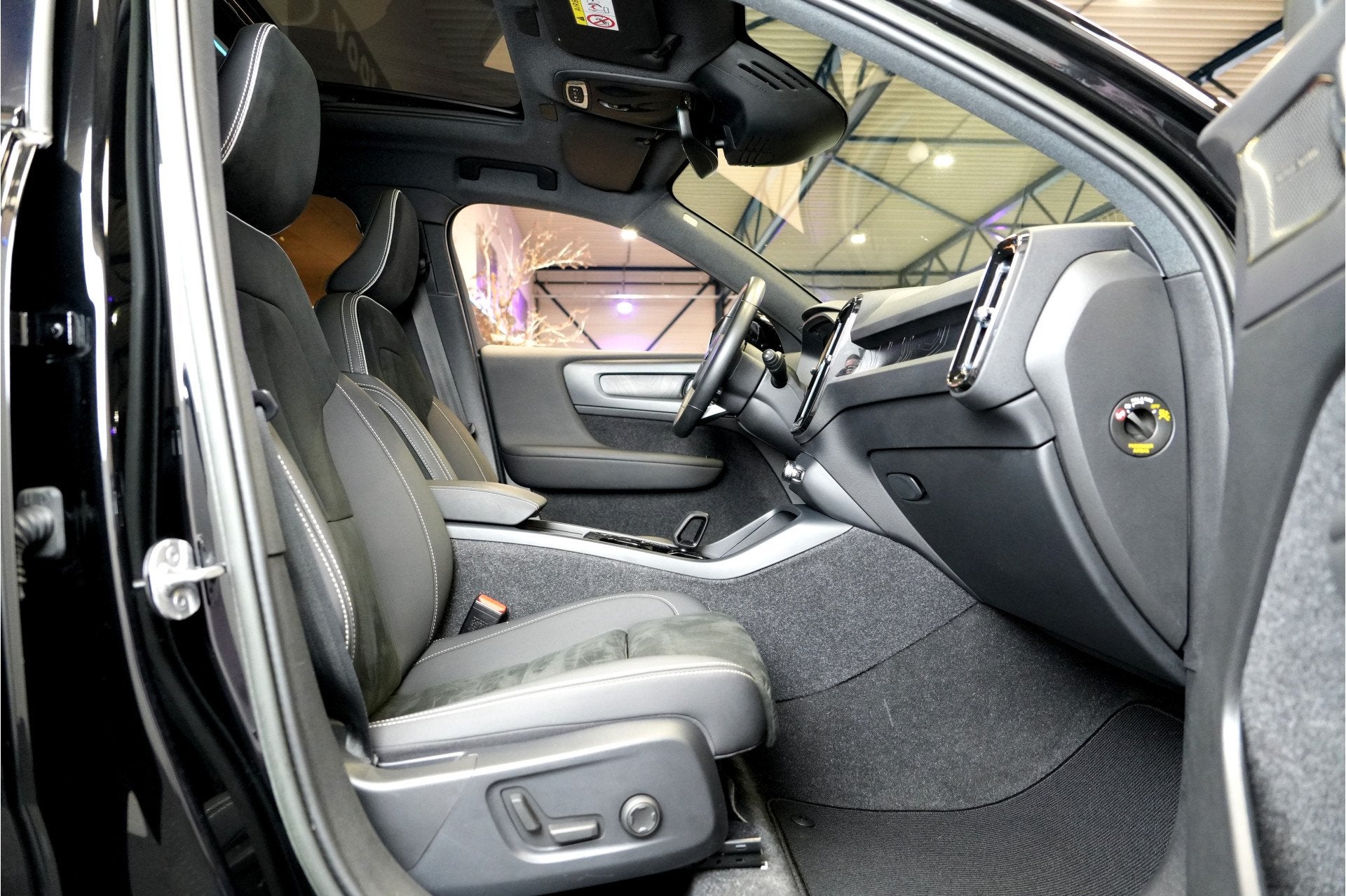 Volvo XC40 1.5 T4 Plug-in Hybrid 155kW/211pk DCT7 Ultimate D, Auto's, Dealer onderhouden, Met garantie (alle), Zwart, Hybride Elektrisch/Benzine