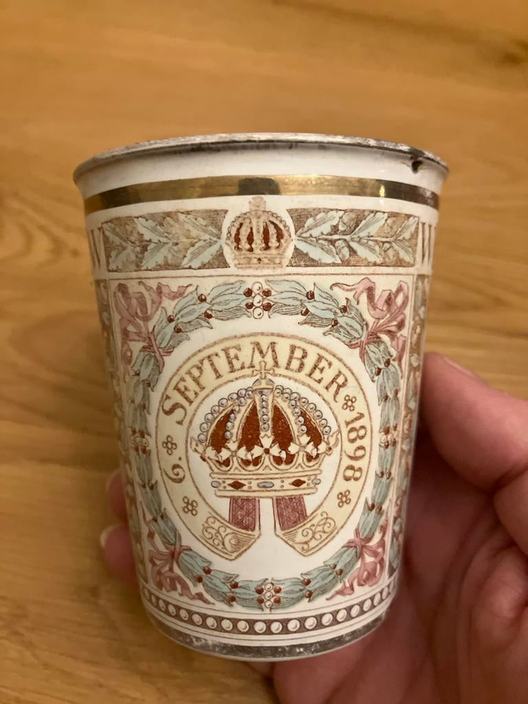 Antieke Wilhelmina inhuldigingsbeker emaille 1898, Verzenden, Gebruikt, Servies