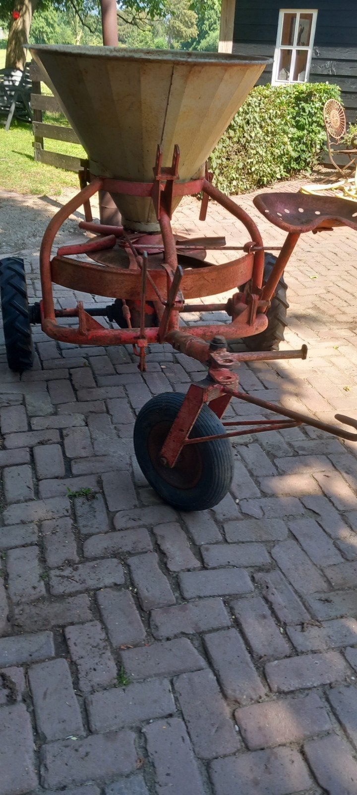 Antieke Getrokken Paarden Kunstmeststrooier, Ophalen