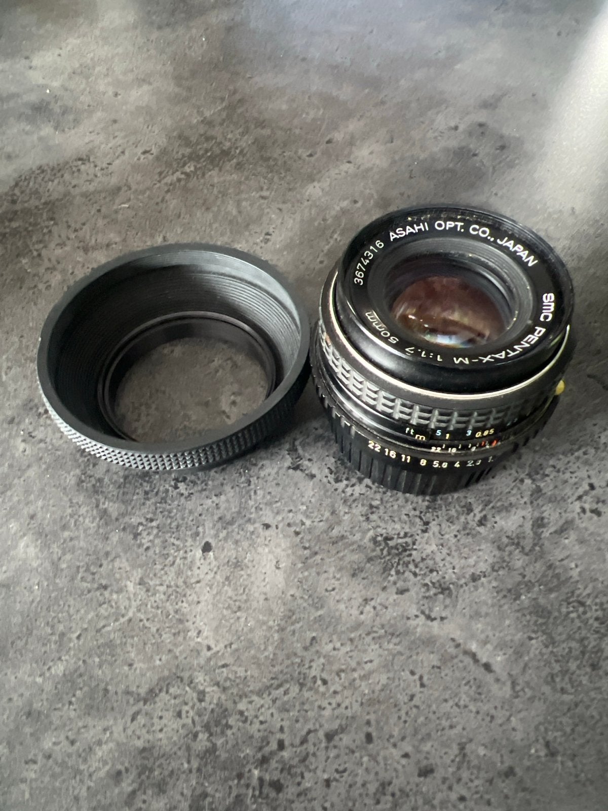 SMC Pentax-M 50mm f/1.7 lens met zonnekap, Ophalen of Verzenden, Gebruikt, Standaardlens