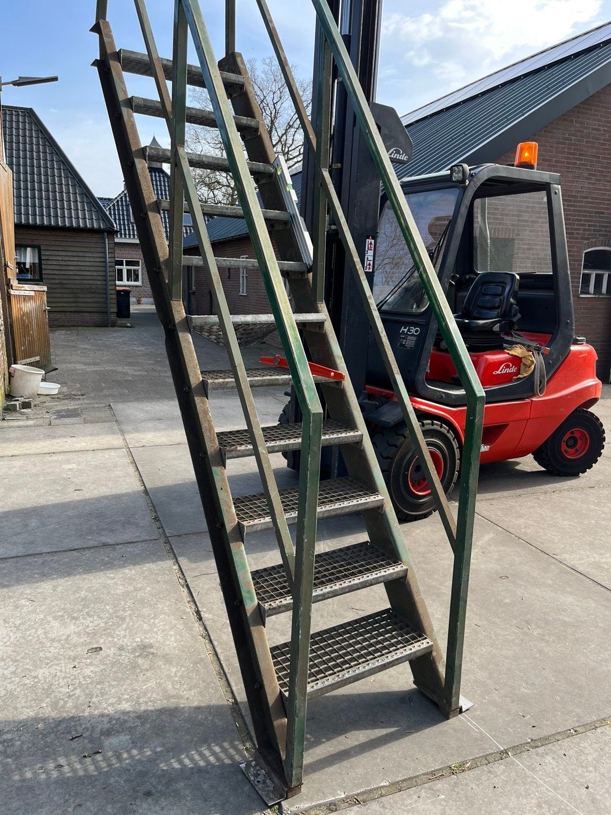 Trap stalen ijzer 11 treden70cm br. 2.57/2.42 h. 2x leuning, Ophalen, Gebruikt, Trap, 2 tot 4 meter