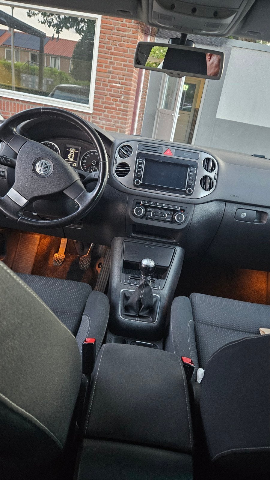 Volkswagen Tiguan 1.4 TSI 110KW 2010 Grijs met trekhaak, Auto's, Volkswagen, Voorwielaandrijving, 15 km/l, 1800 kg, 4 cilinders