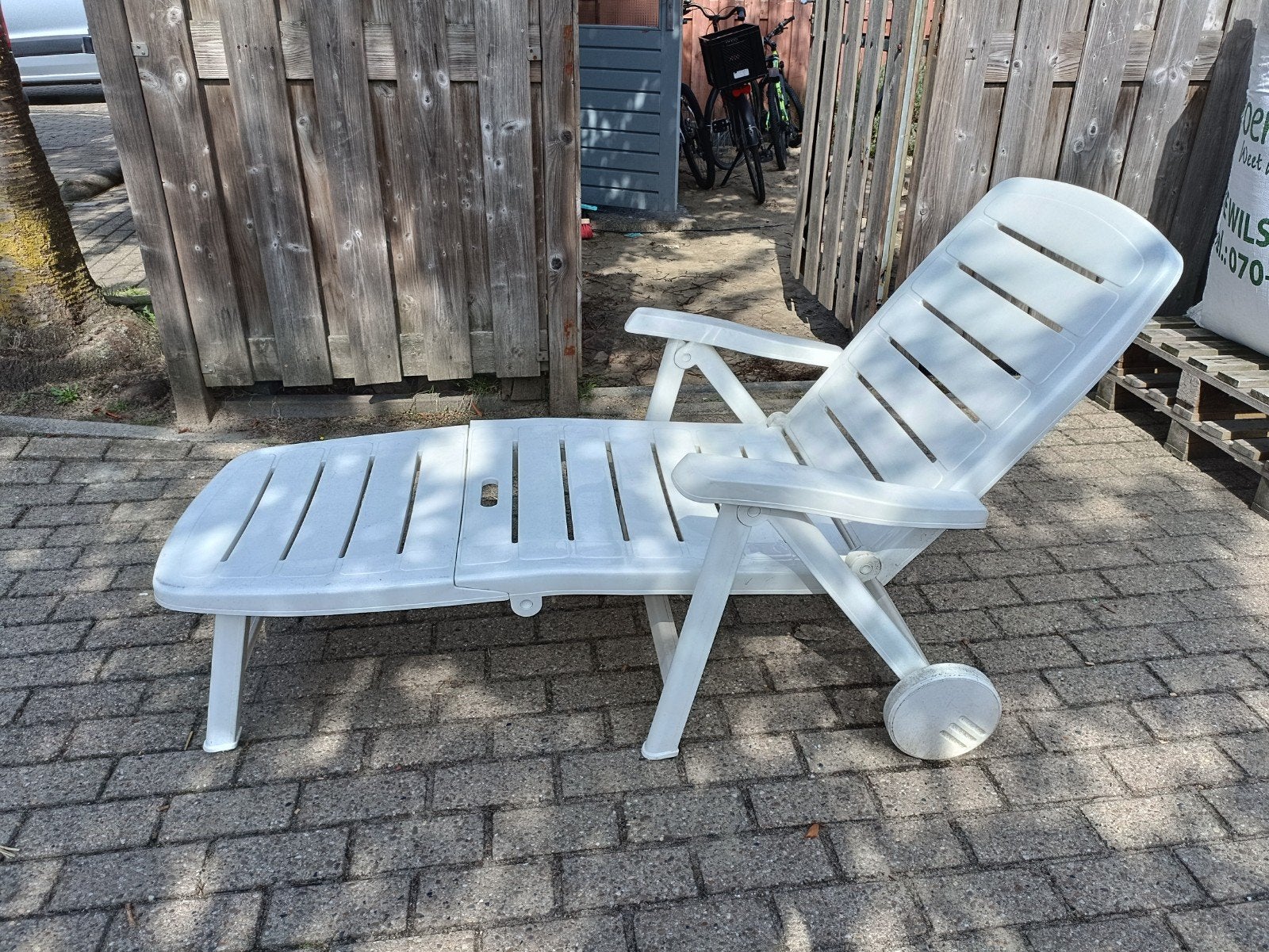 Verstelbare en inklapbare ligstoel met wielen, Tuin en Terras, Ligbedden, Ophalen, Gebruikt, Kunststof, Inklapbaar