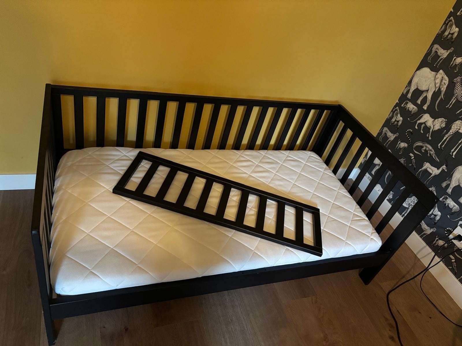 Peuterbed Petit Amelie zwart met matras 140x70, Ophalen, Gebruikt, Zwart, 190 cm of minder