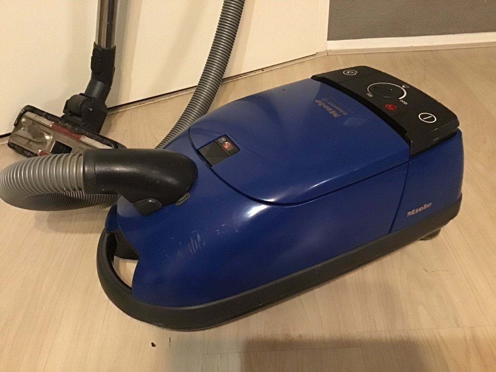 Miele stofzuiger, Ophalen of Verzenden, Zo goed als nieuw, 1200 tot 1600 watt