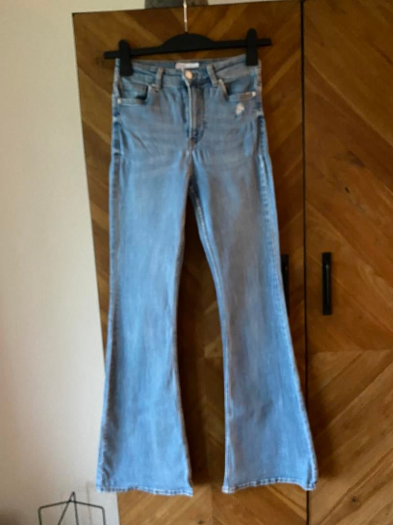 Flared Jeans van Bershka. Maat 34, Blauw, W27 (confectie 34) of kleiner, Gedragen, Bershka