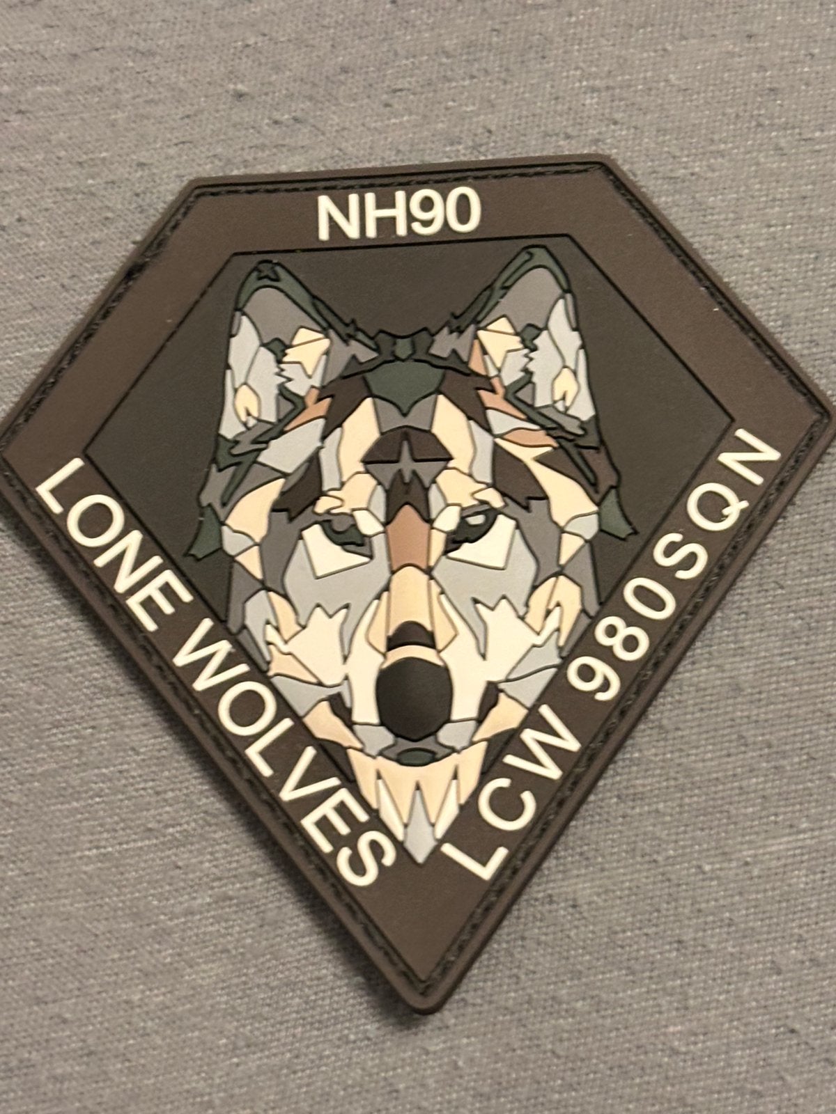 Embleem NH90 lone wolves 980 SQN, Verzamelen, Verzenden, Luchtmacht, Nederland, Embleem of Badge