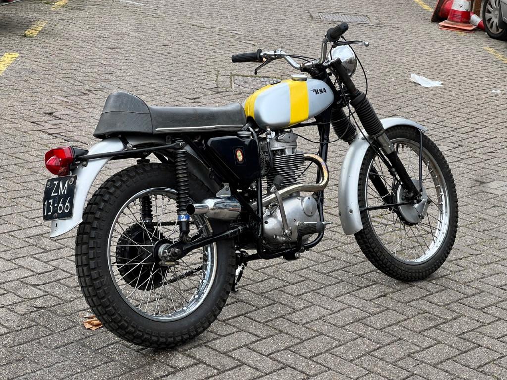 BSA B44 uit 1970 & Honda CB500F uit 1975, beide met kenteken