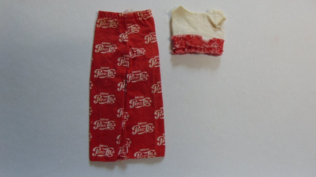 Best Buy Fashion #7770 (1974) Rode broek + top Pepsi, Verzamelen, Verzenden, Gebruikt, Kleertjes