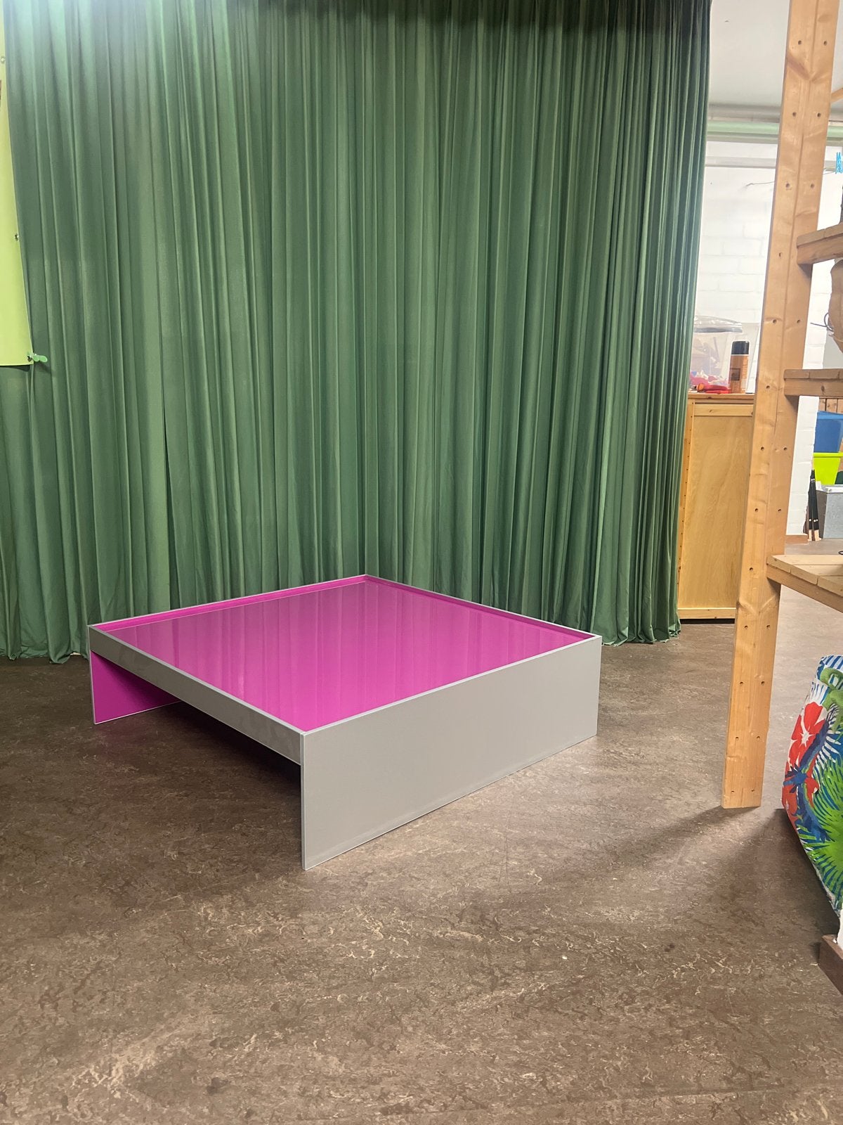 Moderne salontafel met roze blad design .zijkanten metaal., Huis en Inrichting, Tafels | Salontafels, Ophalen, Gebruikt, Vierkant
