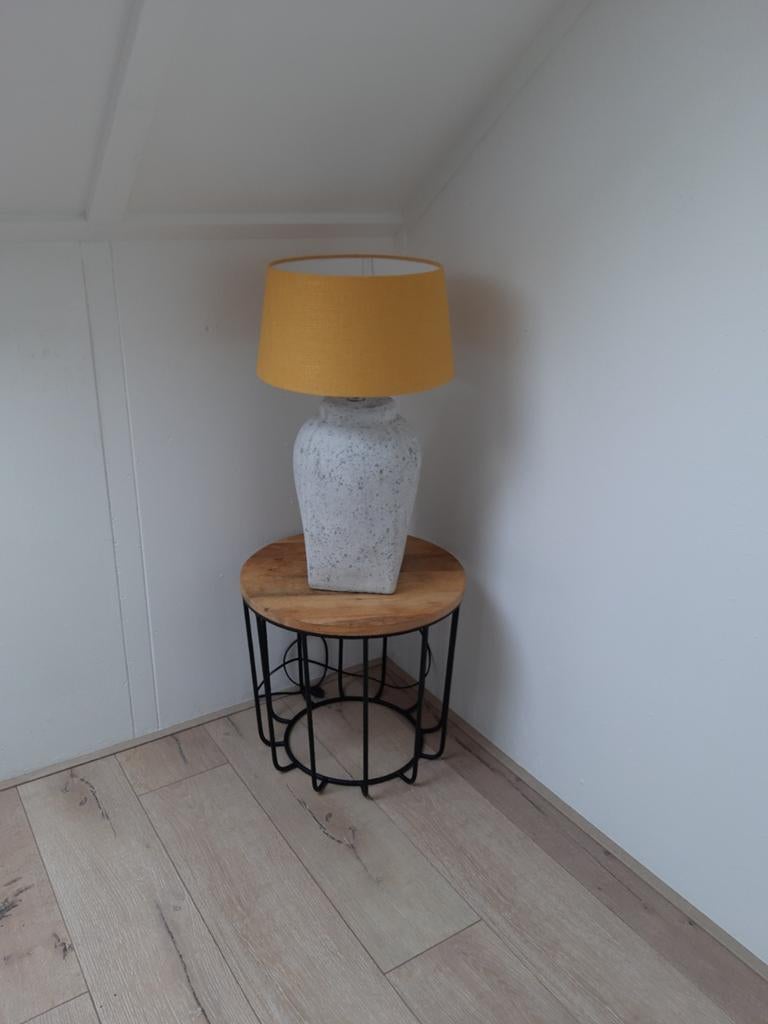 Mooie lamp met okergele kap, Huis en Inrichting, Lampen | Tafellampen, Ophalen, Gebruikt, Overige materialen