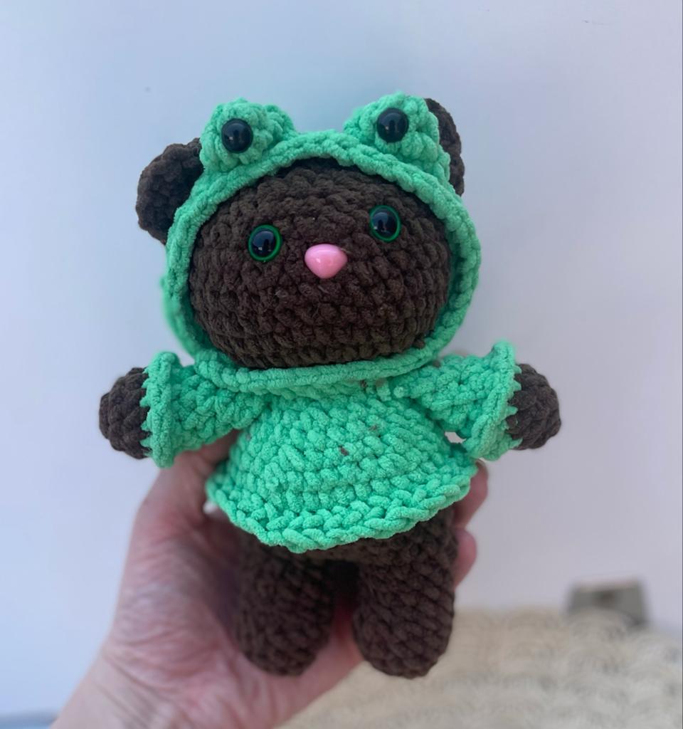Gehaakt beertje in kikkerhoodie van chenille - 13cm, Kinderen en Baby's, Speelgoed | Knuffels en Pluche, Beer, Nieuw, Meerkleurig