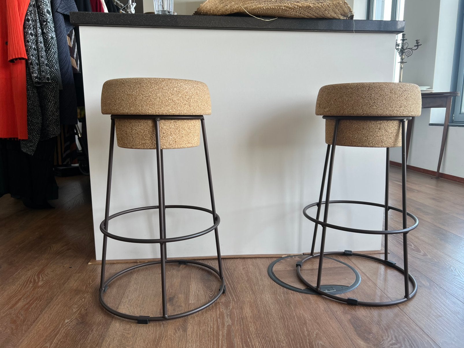 2 cork stools with metal frame, 1 kruk, Ophalen, Zo goed als nieuw, 60 tot 90 cm