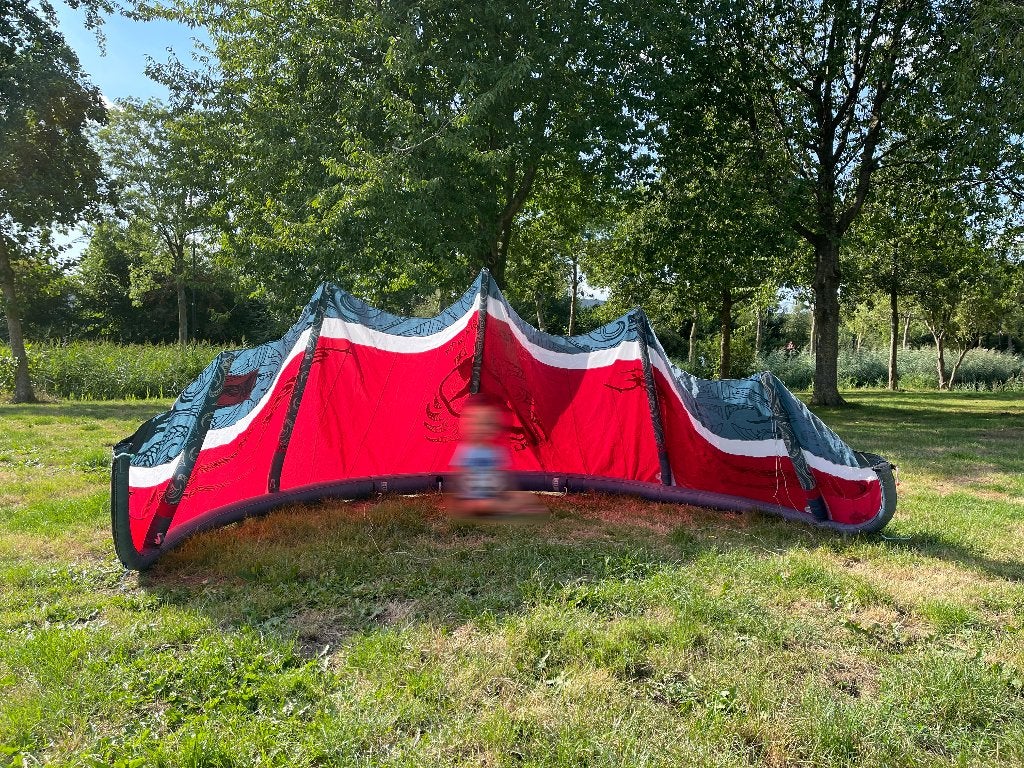 F-One Tribal II 9 - Kite - Kitesurf + Bar, Lijnen en Tas, Gebruikt, 9 m², Geen board, Ophalen of Verzenden