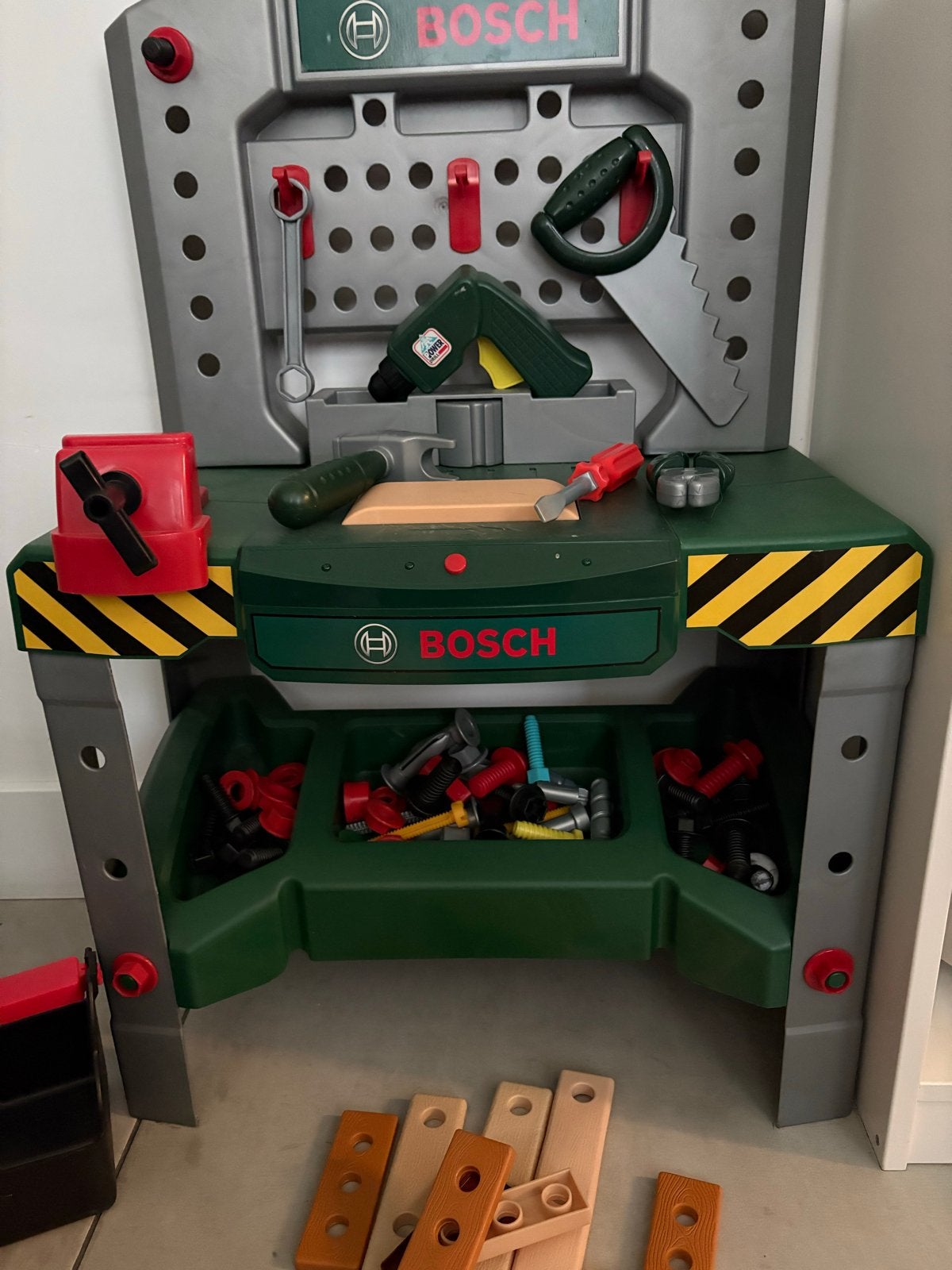 Bosch Werkbank en Gereedschap Set - Compleet & Uitgebreid, Ophalen, Gebruikt, Knutselen, Met geluid