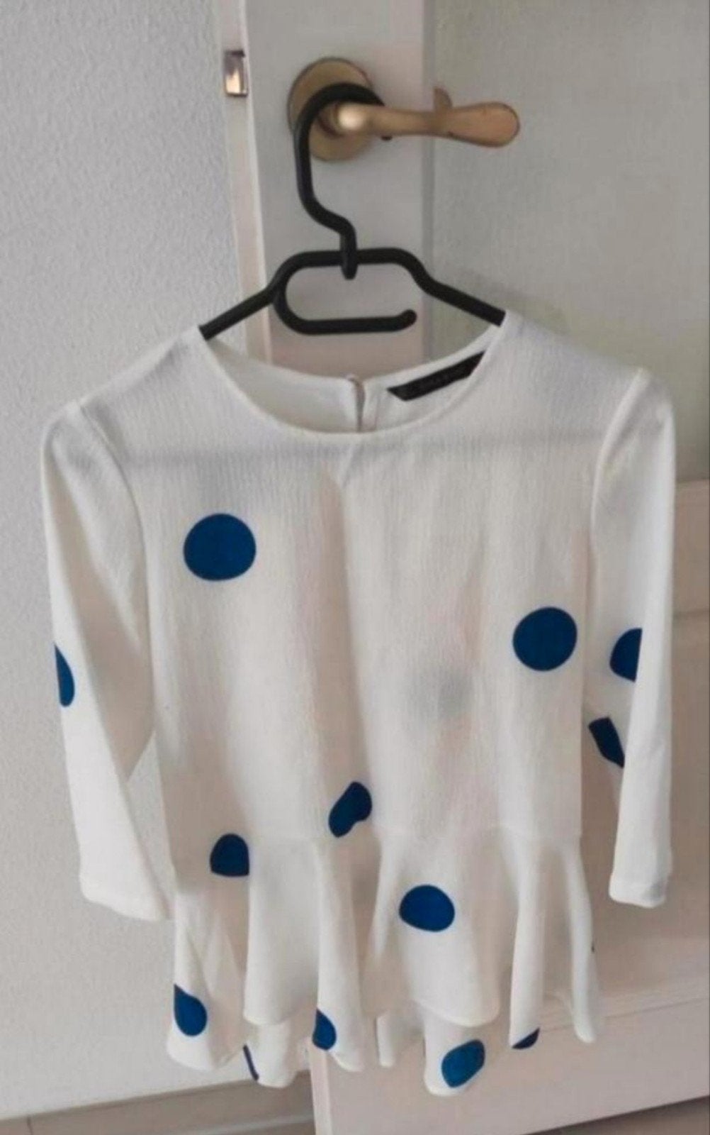 Moderne witte blouse met blauwe stippen van ZARA maat S, Maat 38/40 (M), Ophalen of Verzenden, Zo goed als nieuw, Wit