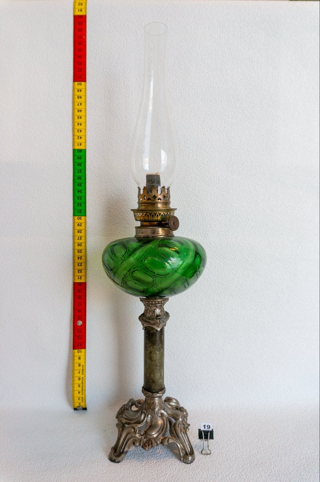 Antieke olielamp met groene glazen reservoir, Ophalen
