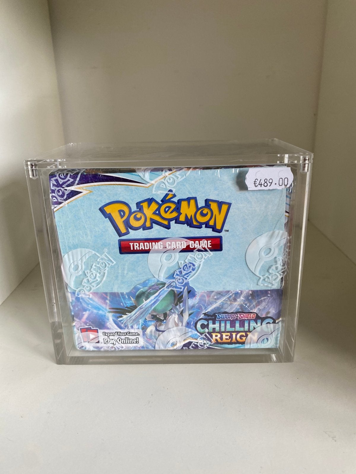 Chilling reign boosterbox incl acryl case, Ophalen of Verzenden, Zo goed als nieuw, Boosterbox