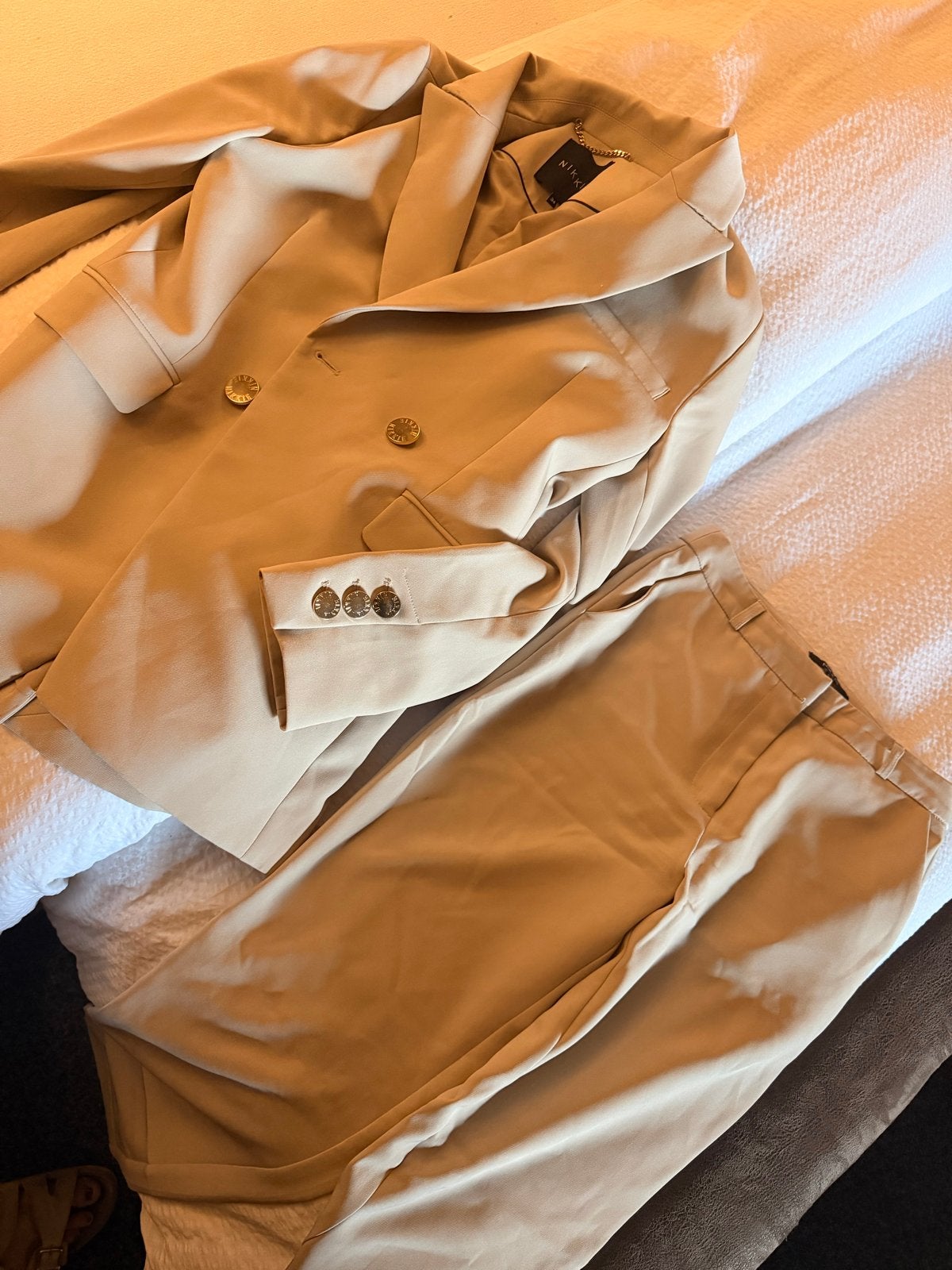 Nikkie dames set: blazer en pantalon - Maat 34, Kostuum of Pak, Beige, Ophalen of Verzenden, Zo goed als nieuw