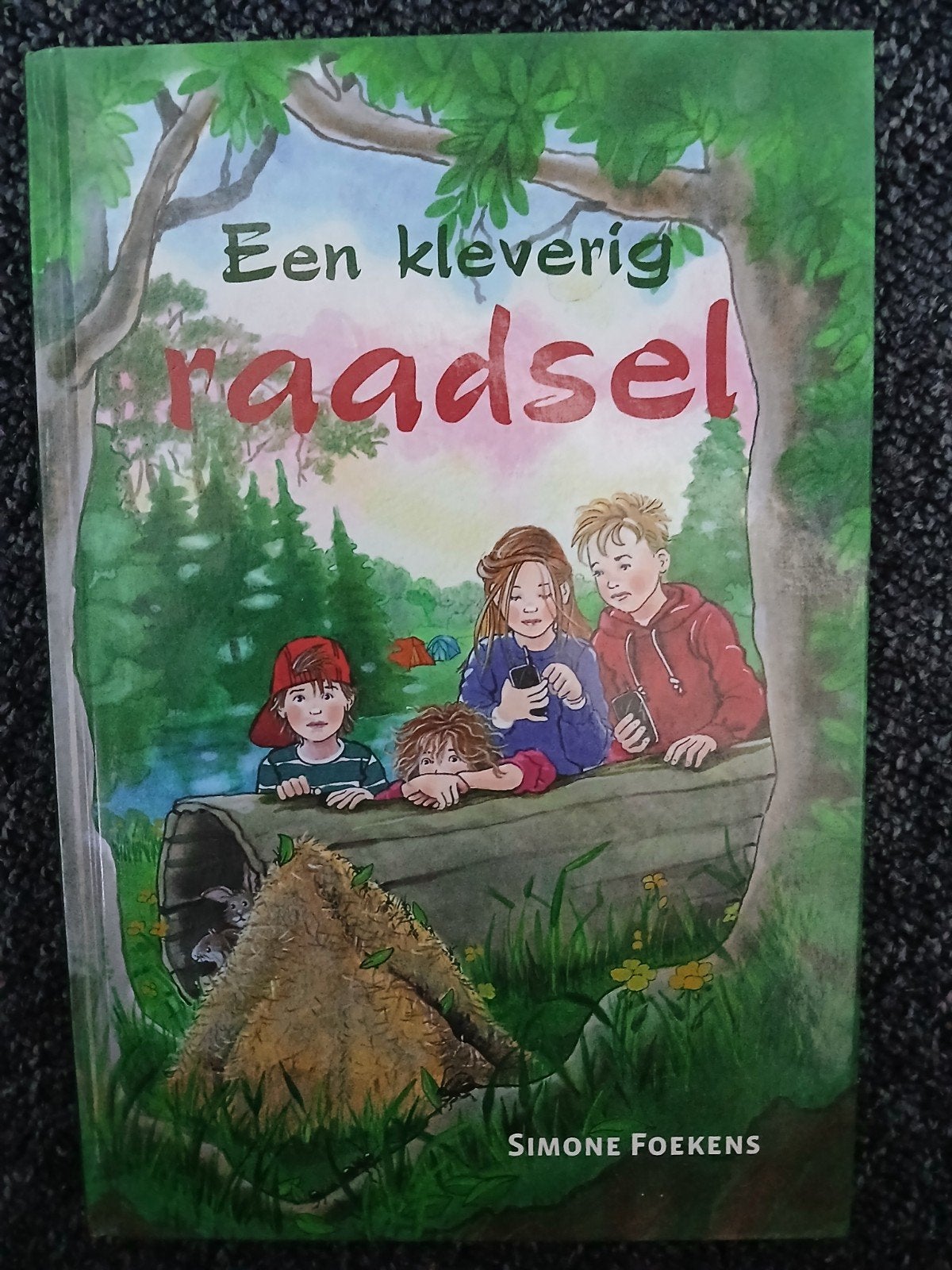 Een kleverig raadsel, Simone Foekens, Ophalen of Verzenden, Zo goed als nieuw, Simone Foekens