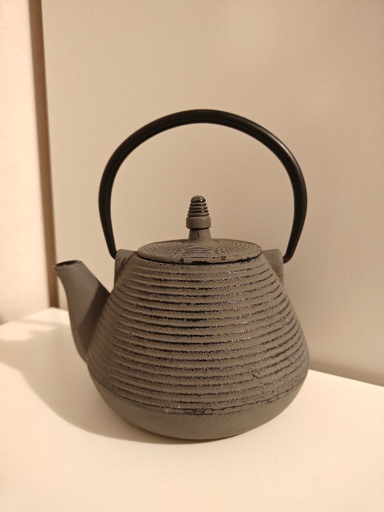 Gietijzeren theepot donker grijs met strepen, Ophalen of Verzenden, Zo goed als nieuw, Grijs