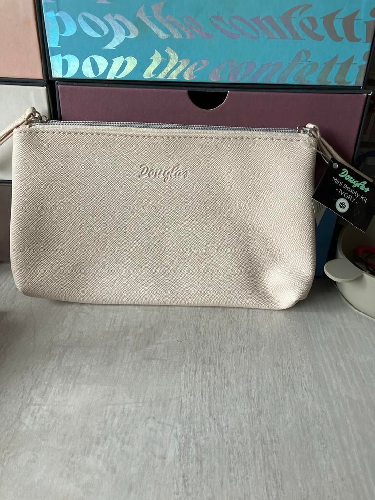 Douglas Mini Beauty Kit - Ivory Make-up Tasje, Ophalen of Verzenden, Nieuw, Beige, Softcase