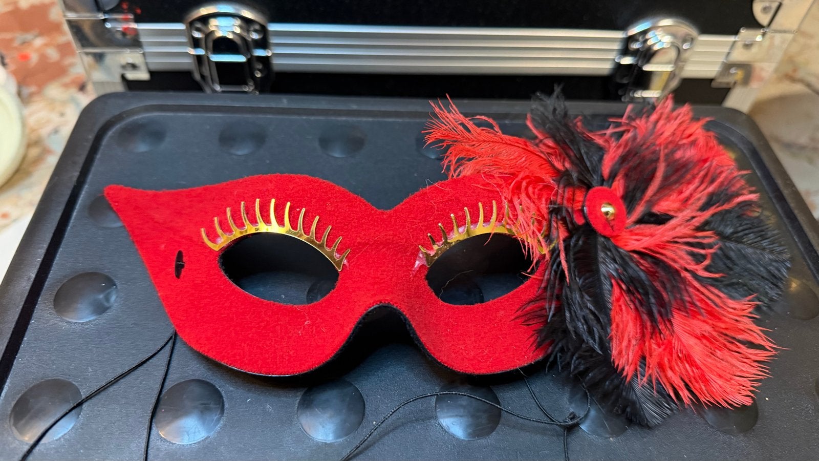Rood Venetiaans Masker met Zwarte en Rode Veren, Ophalen of Verzenden, Nieuw, Feestartikel, Carnaval