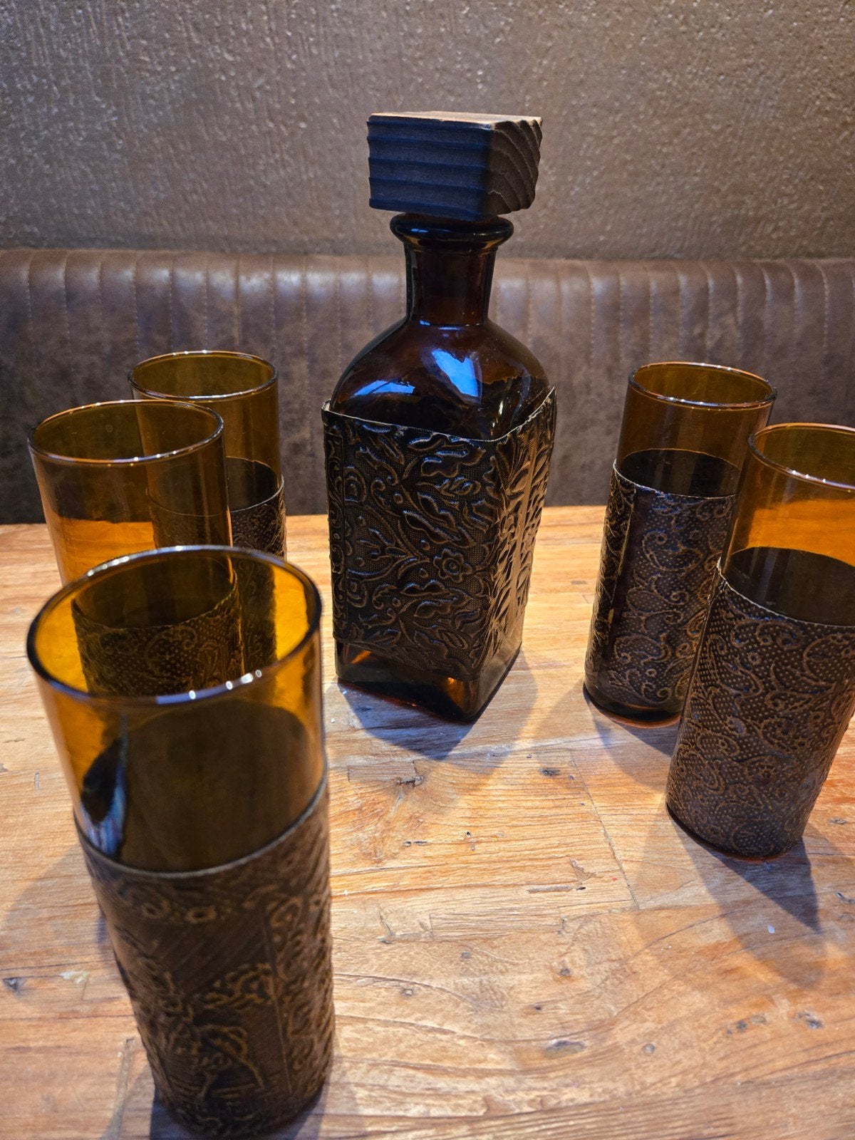 Vintage Spaanse Drankfles, Karaf. Met 5 glazen. Met leer, Glas of Glazen, Gebruikt, Ophalen of Verzenden, Glas