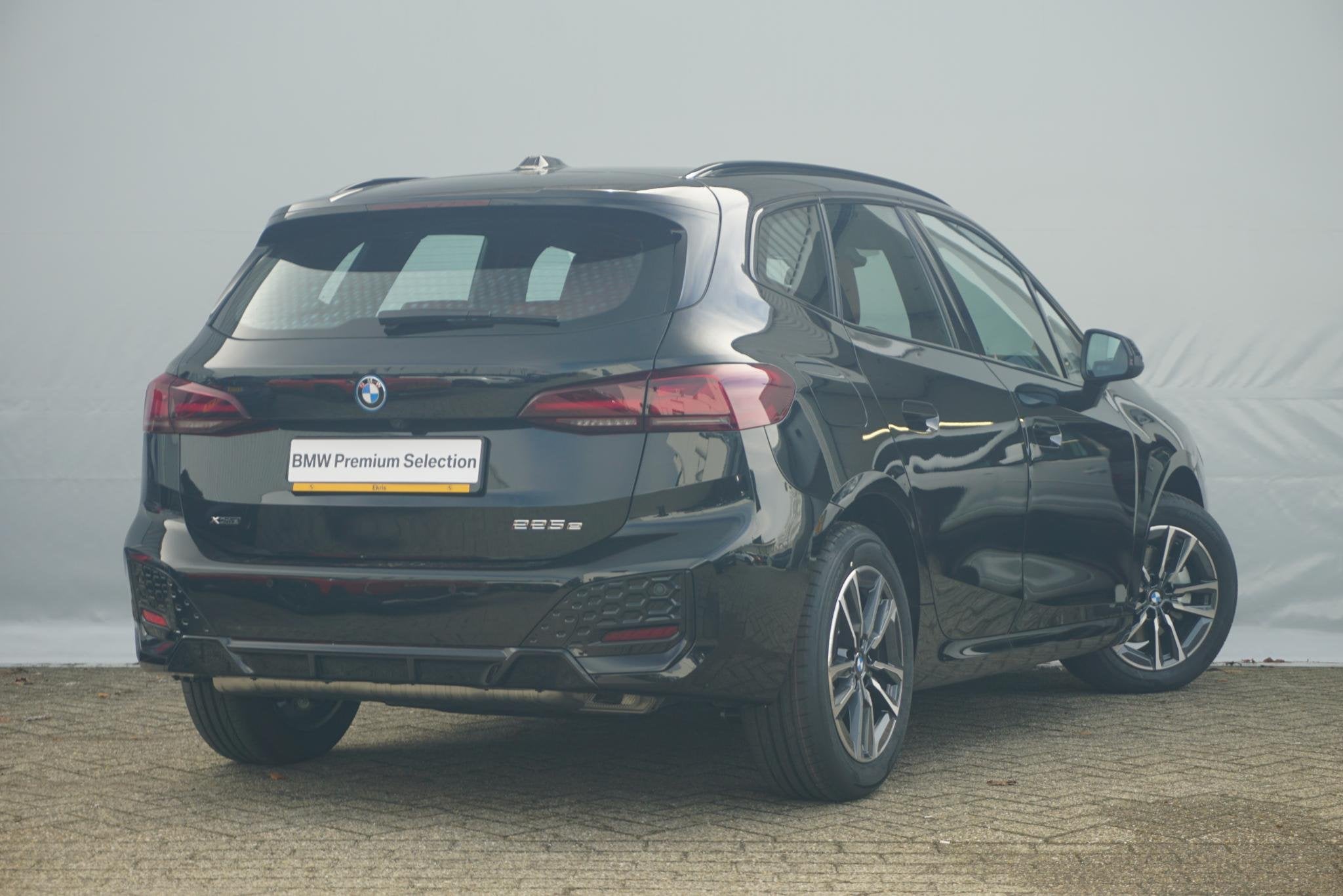 BMW 2 Serie Active Tourer 225e xDrive | M Sportpakket | Head, Euro 6, 150 min, Zwart, Vierwielaandrijving