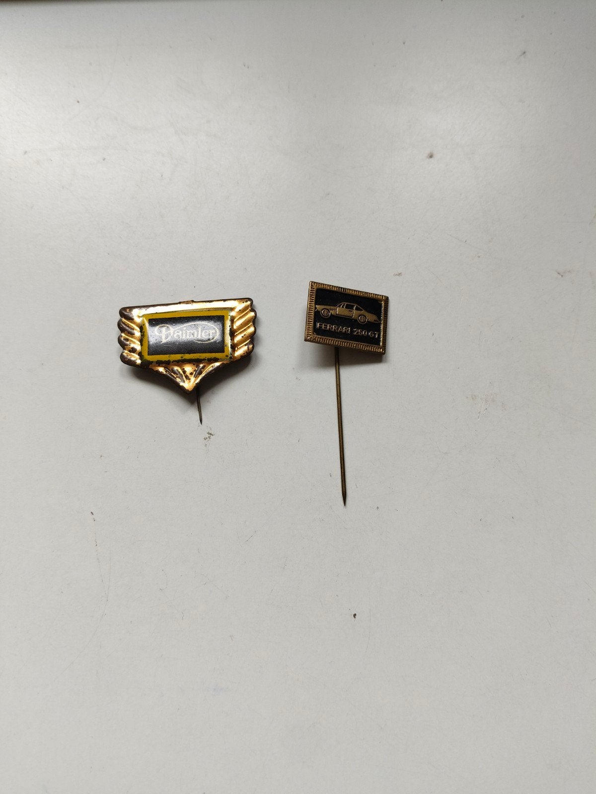 Vintage Speldjes: Daimler & Ferrari 250 GT, Verzenden, Gebruikt, Transport, Speldje of Pin
