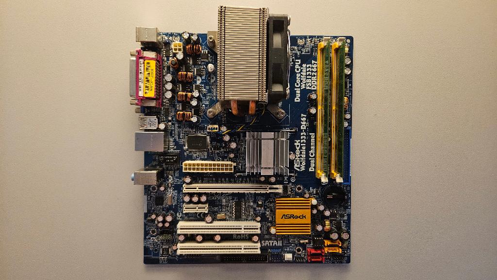Asrock Wolfdale1333-D667 + Intel Celeron 346 + 1GB, Computers en Software, Moederborden, Gebruikt, Intel, DDR2, Ophalen of Verzenden