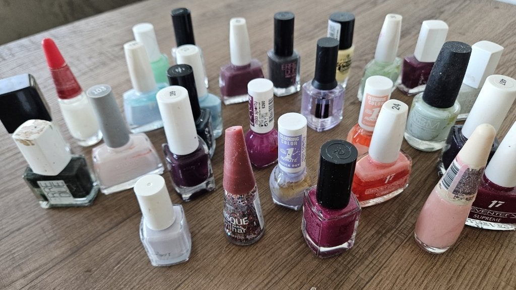 Gratis: ca. 30 nagellakjes (Seventeen, Essence e.a.), Ophalen, Gebruikt, Overige kleuren, Handen en Nagels