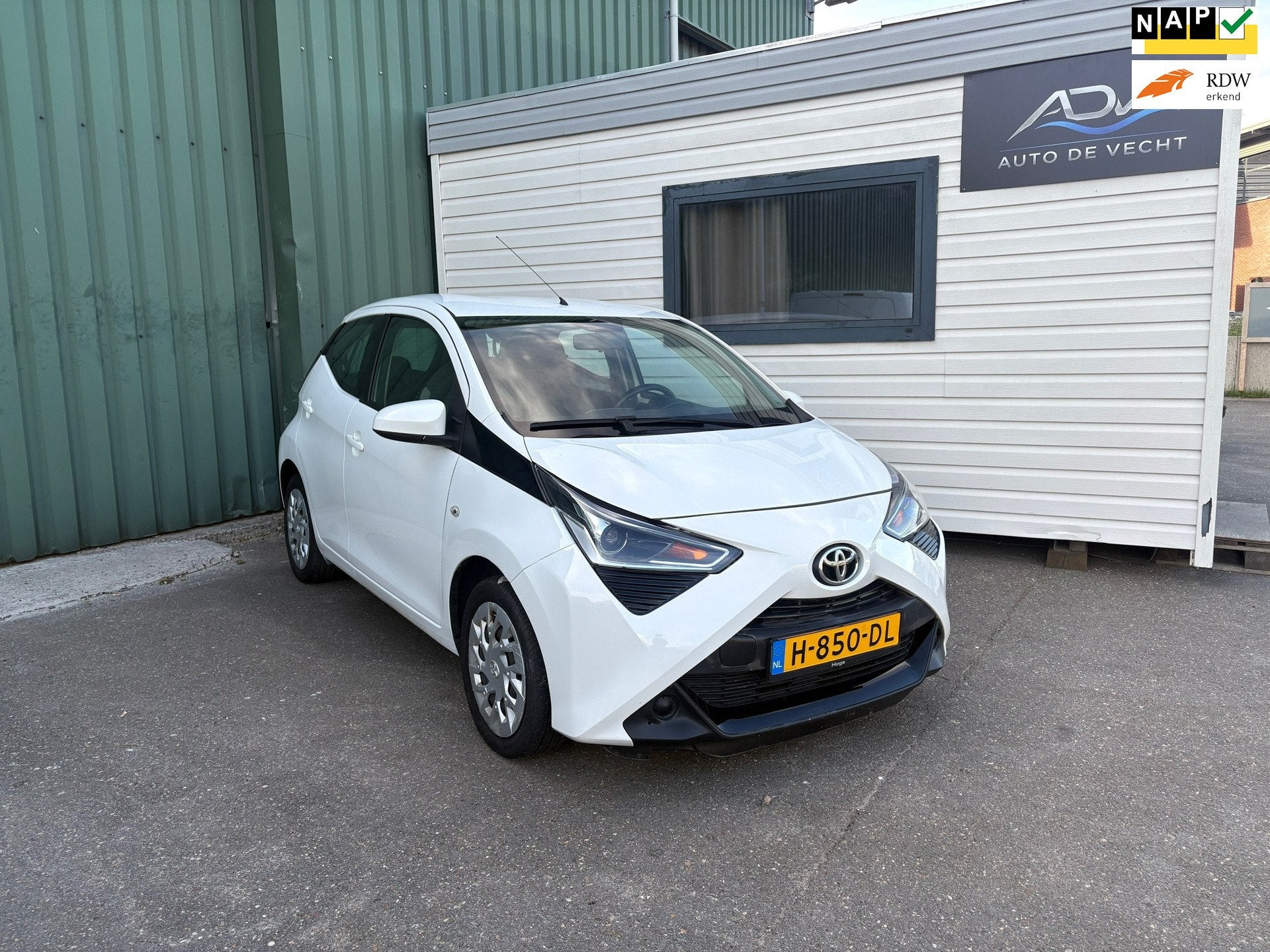 Toyota Aygo 1.0 VVT-i x-play limited 1E EIGENAAR - ACHTERUIT, Voorwielaandrijving, Gebruikt, Euro 6, 4 stoelen