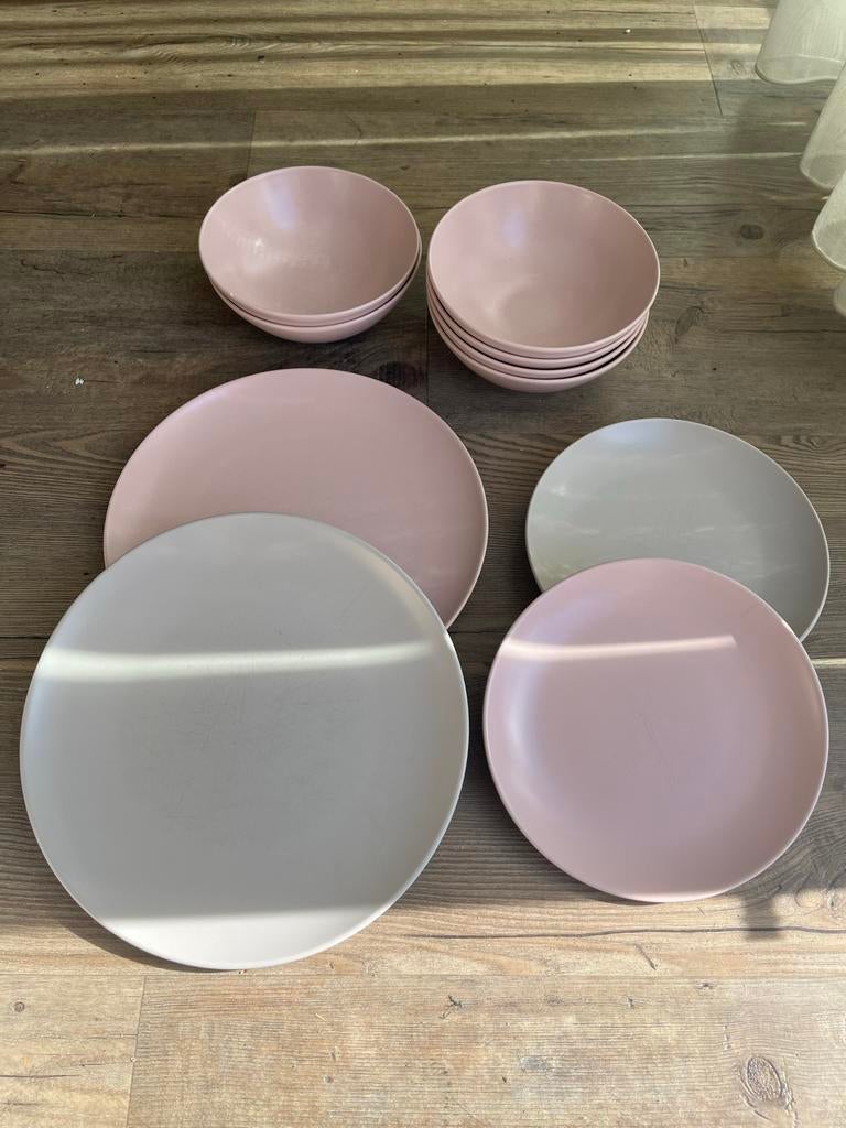 IKEA Servies Set - Roze en Grijs 25-delig, Gebruikt, Keramiek, Ophalen of Verzenden, Effen