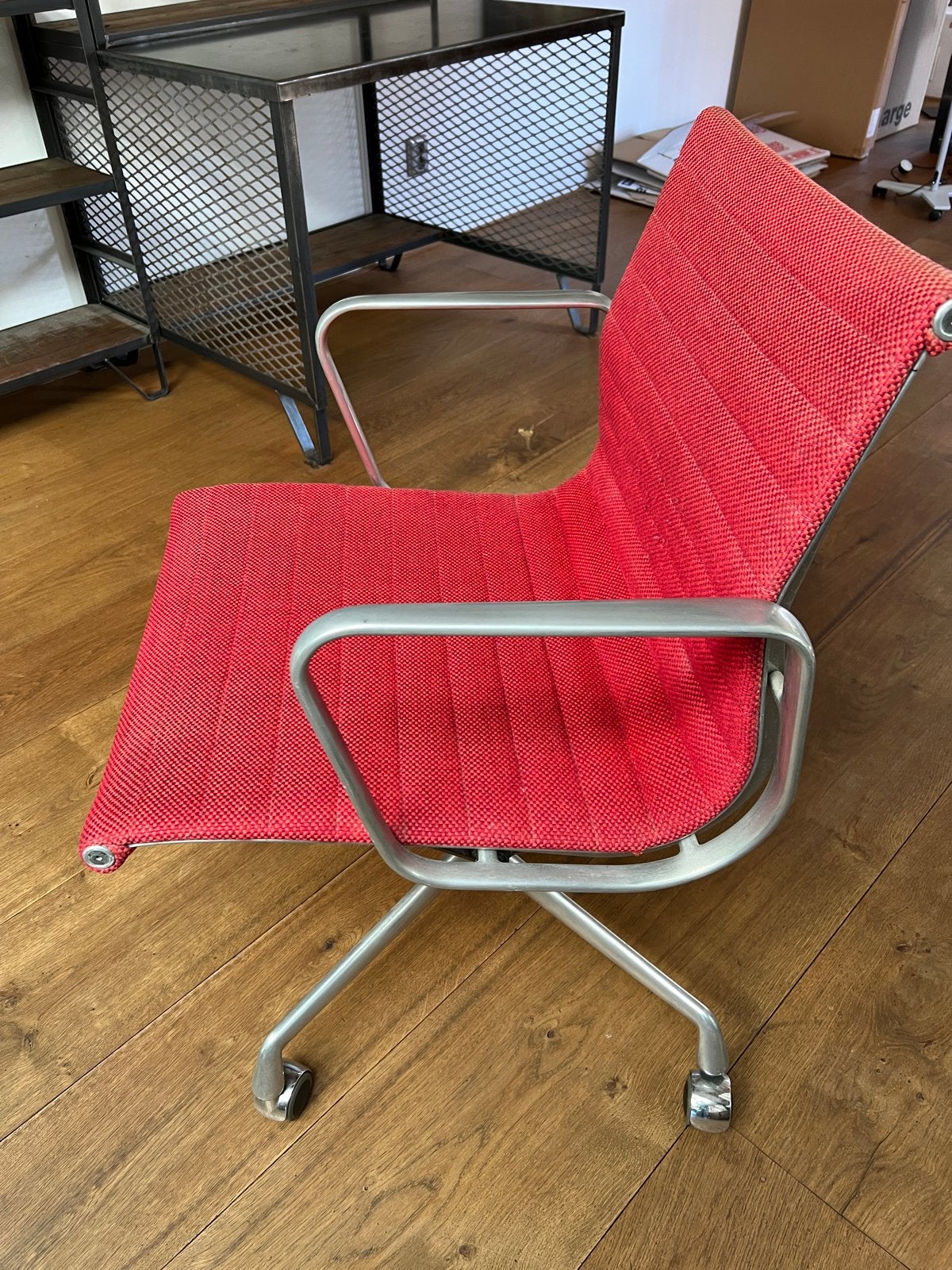 Eames EA117 bureaustoel, rood, Herman Miller, Ophalen