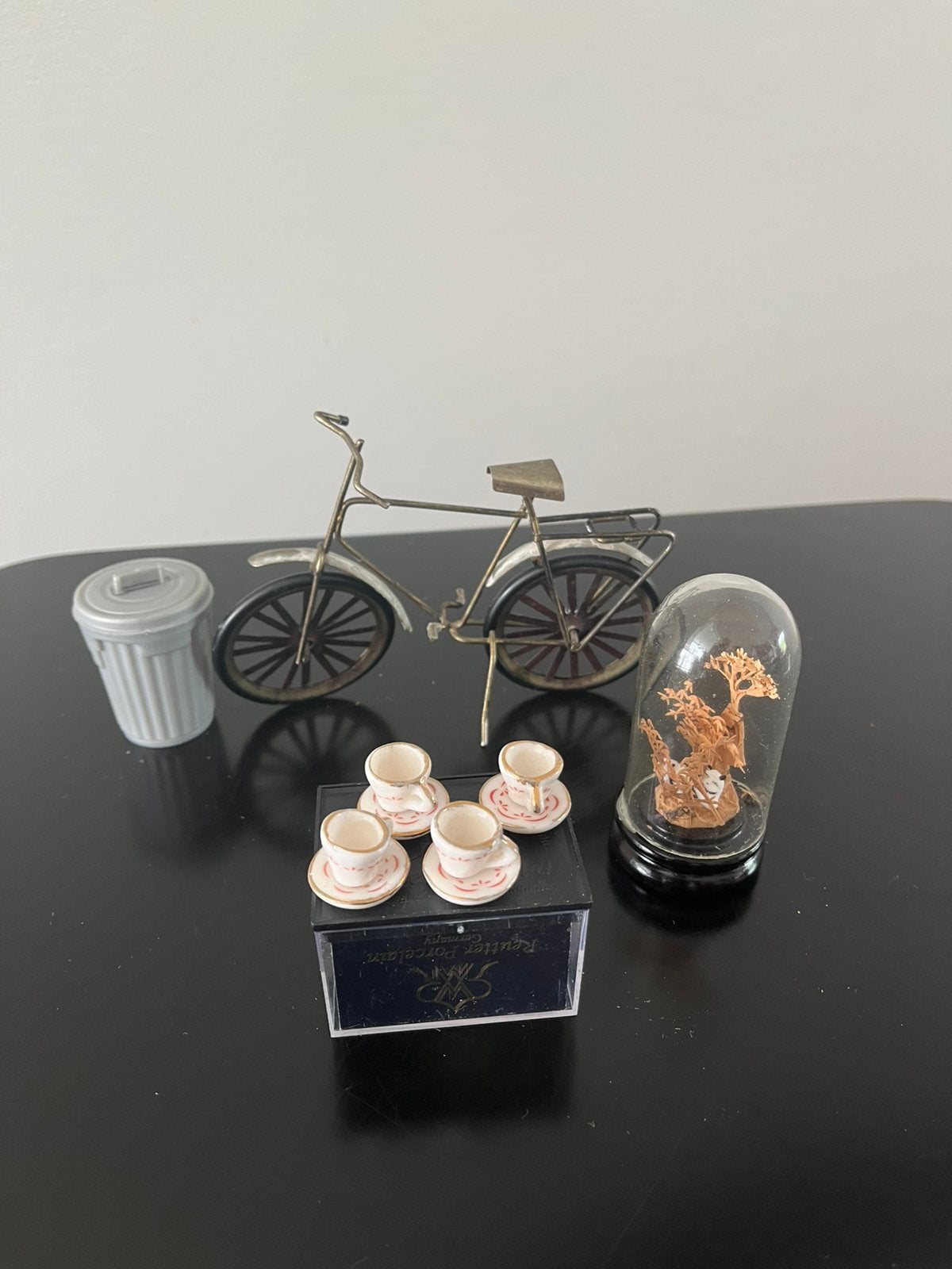 Poppenhuis setje fiets vuilnisbak servies en stolp, Ophalen of Verzenden, Zo goed als nieuw, Poppenhuis