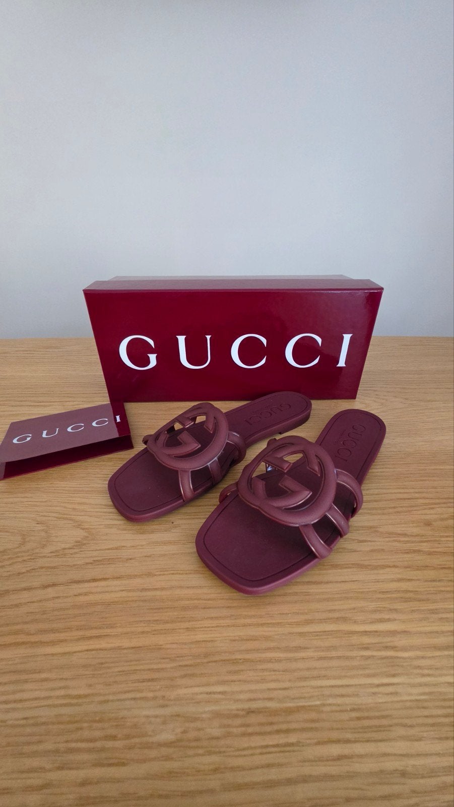 Gucci interlocking g slide sandal slipper Bordeaux, Slippers, Nieuw, Ophalen of Verzenden, Gucci