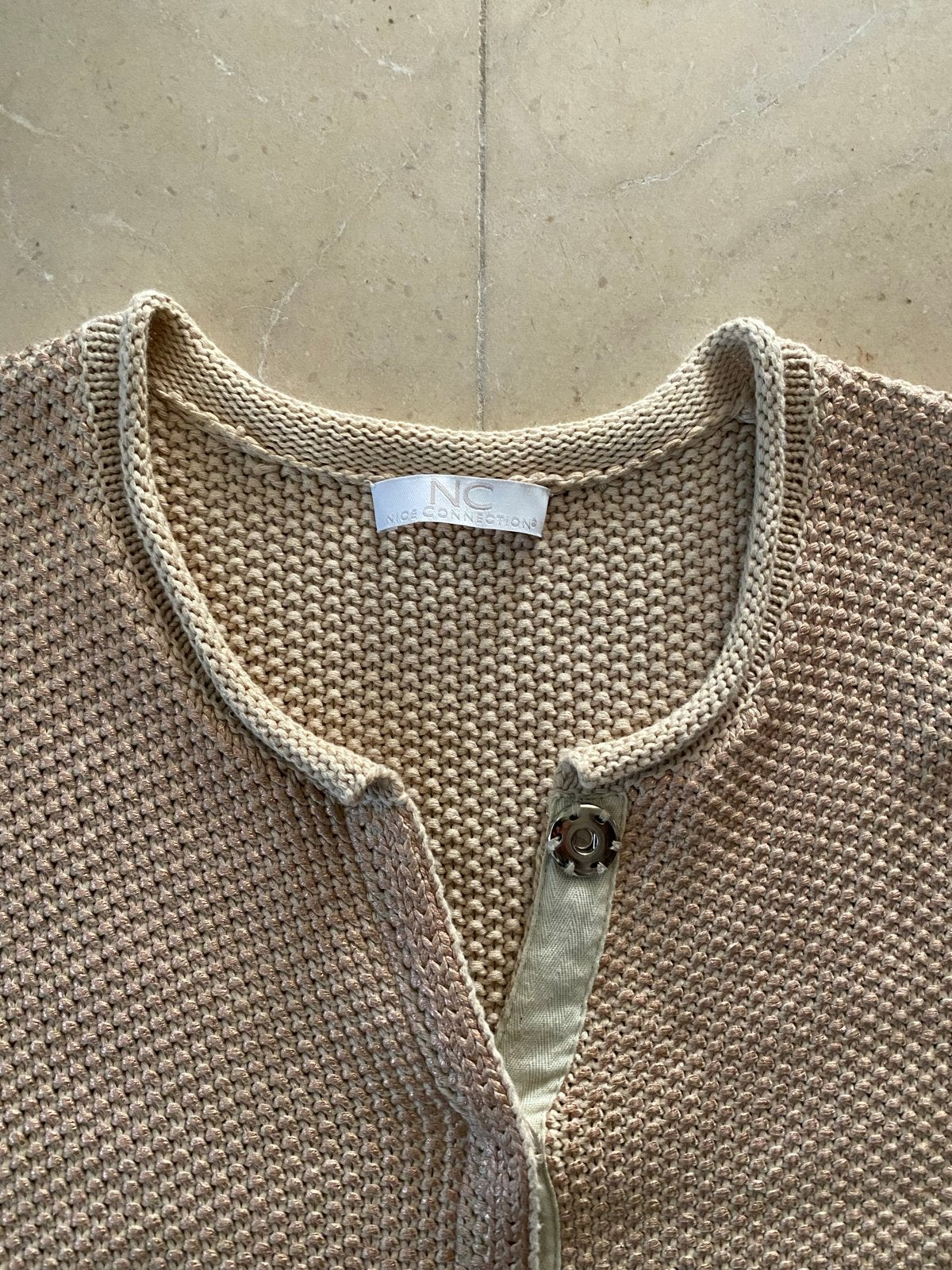 Nieuw gebreid vest van Nice Connection, 40 - 42, Verzenden, Nieuw, Maat 38/40 (M), Beige