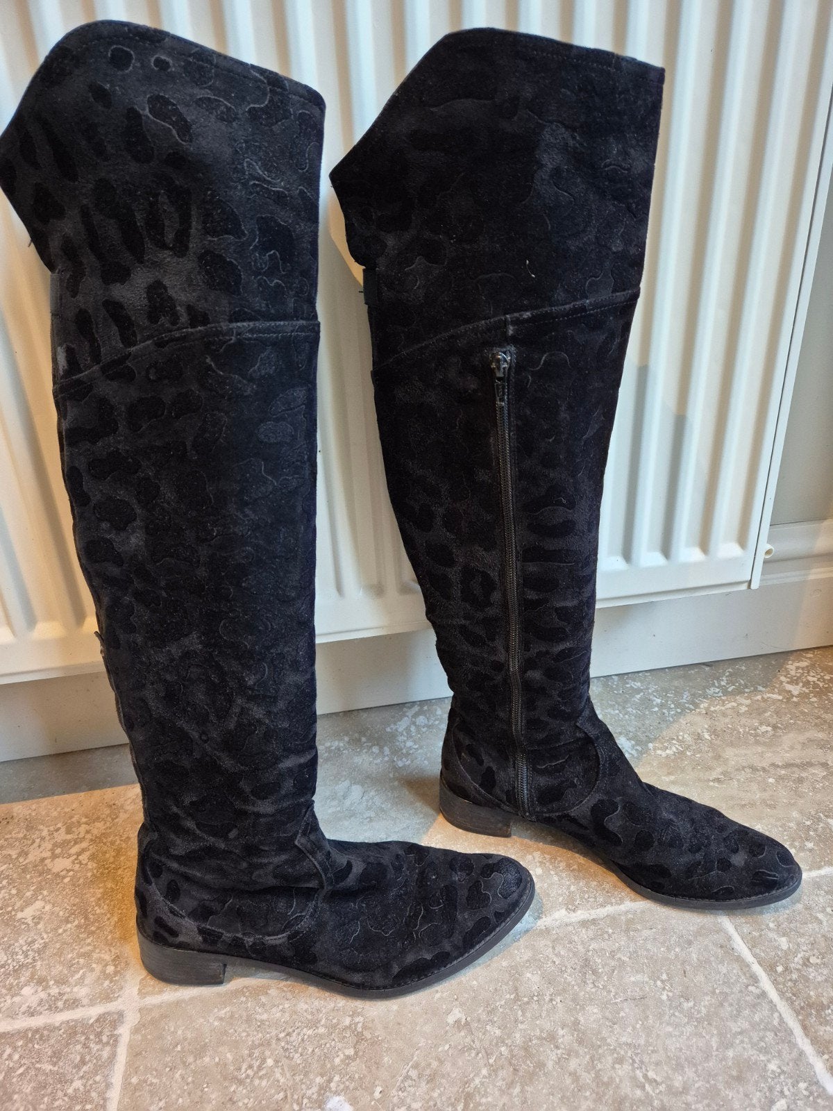 Zwarte suède overknee laarzen met luipaardprint, Ophalen of Verzenden, Gedragen, Zwart, Hoge laarzen