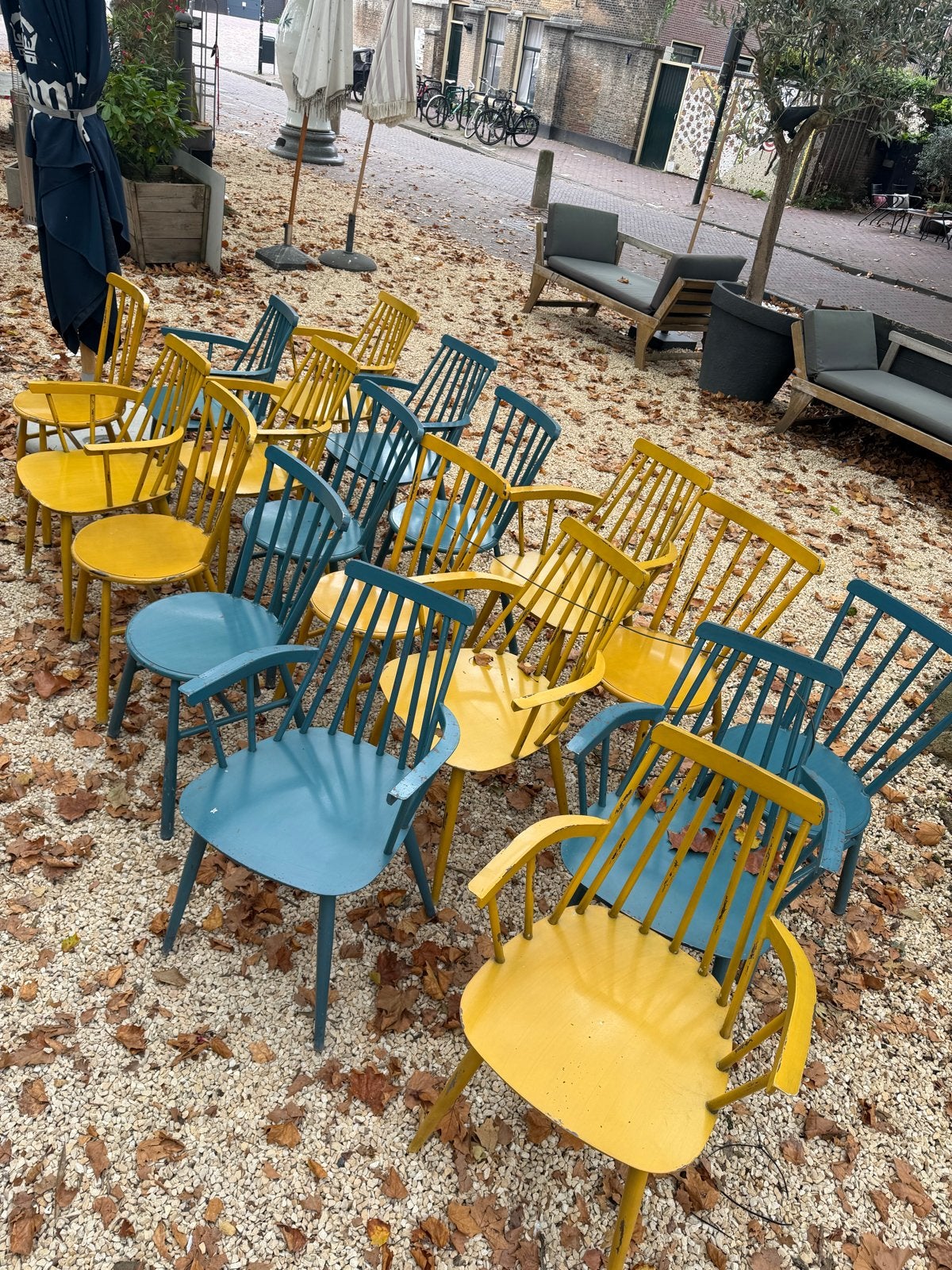 Foto 4 van Metalen terrasstoelen - Geel en Blauw