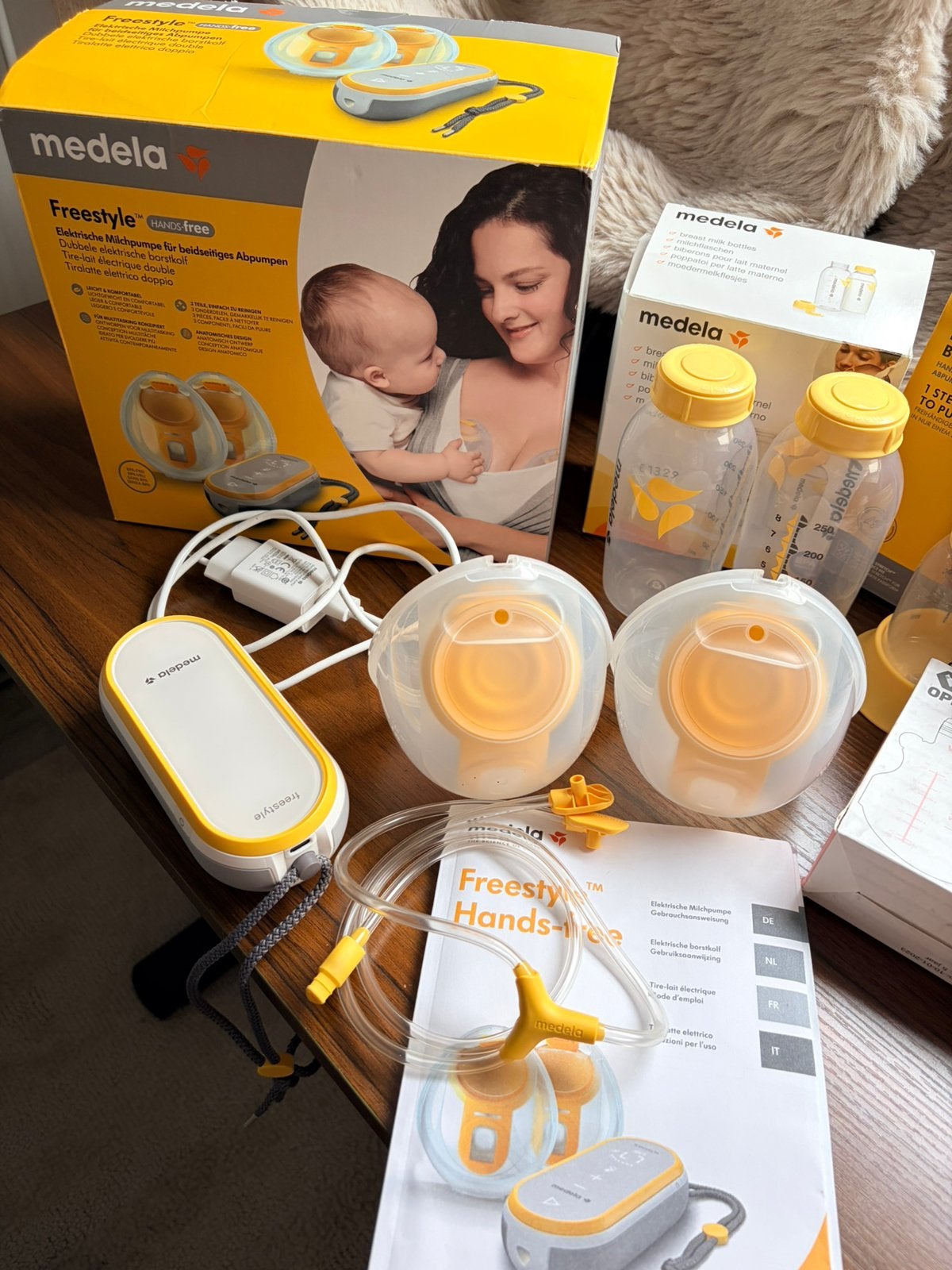 Medela freestyle HANDS-FREE + ACCESSORIES, Ophalen, Zo goed als nieuw, Borstkolf