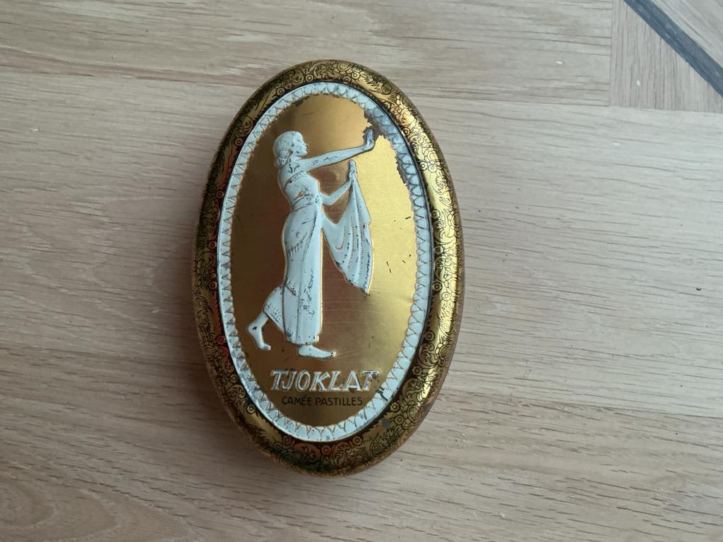 Prachtig ovaal vintage Tjoklat Blikje met figuur in reliëf, Ophalen of Verzenden, Gebruikt, Overige