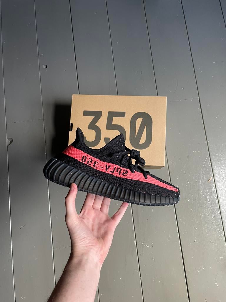 Adidas Yeezy Boost 350 V2 Red stripe - Maat 42 2/3, Zwart, Ophalen of Verzenden, Sneakers of Gympen, Zo goed als nieuw