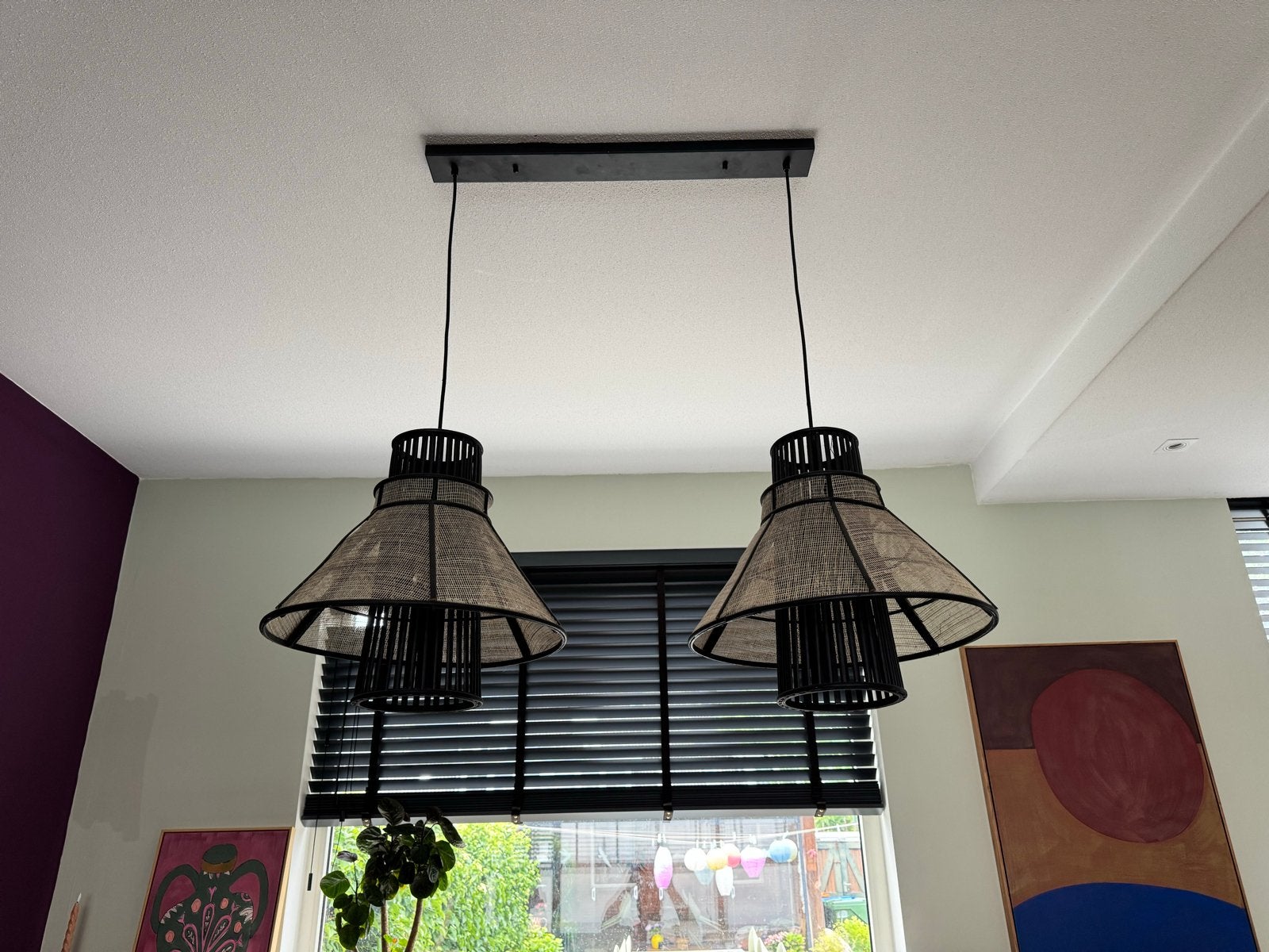 Moderne hanglamp met twee kappen, zwart en naturel, Ophalen of Verzenden, Zo goed als nieuw, Metaal, 75 cm of meer
