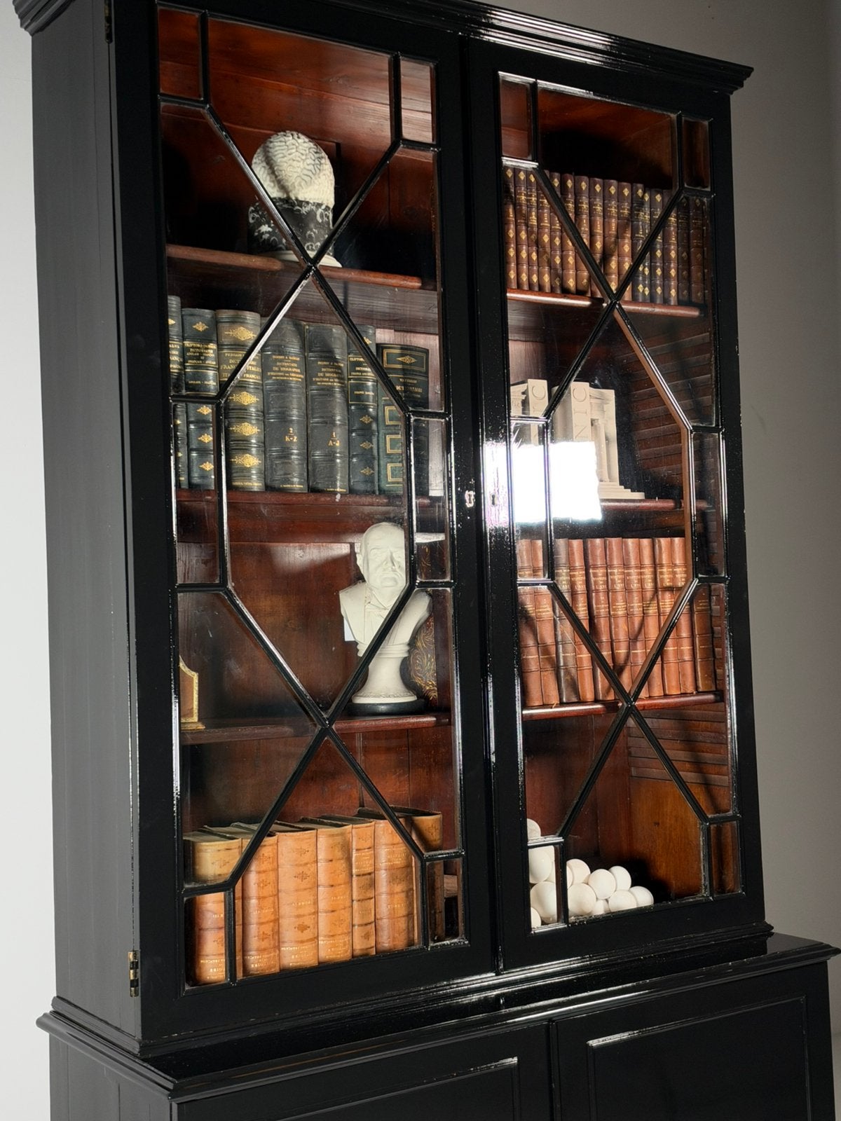 Engelse boekenkast ca. 1880 antiek zwart, Antiek en Kunst, Ophalen of Verzenden