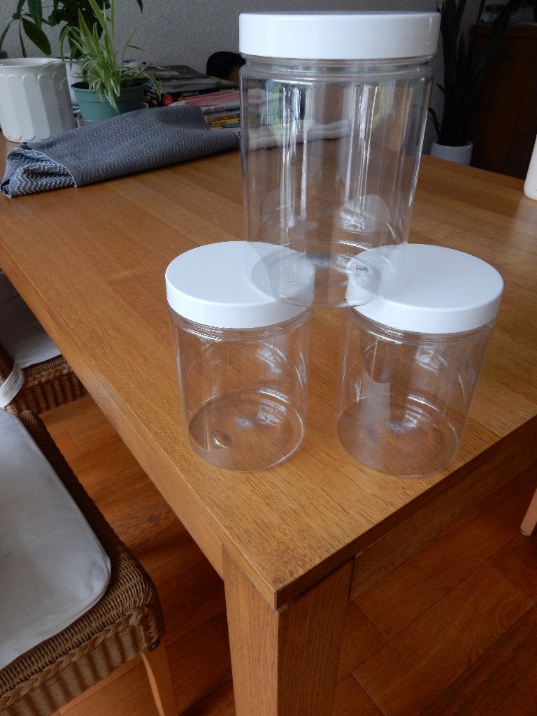 Te koop: 3 plastic voorraadbussen met ronde schroefdop., Huis en Inrichting, Kunststof, Nieuw, Ophalen of Verzenden, Voorraadpot