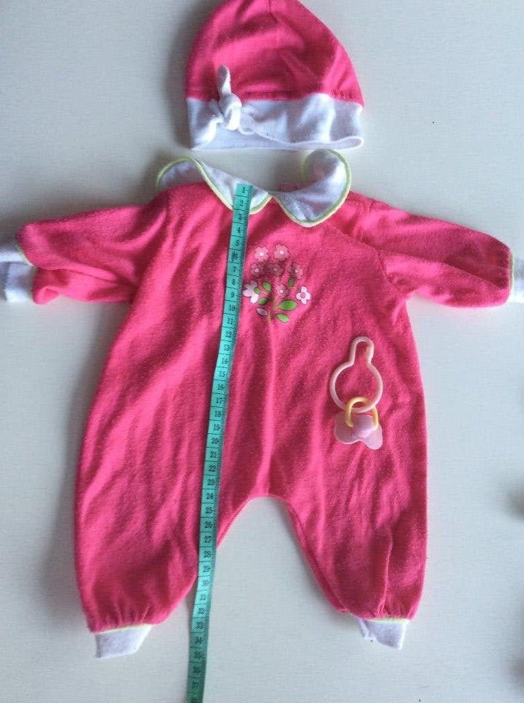 Poppenkleding: Roze romper, muts en speen, Verzamelen, Poppen, Ophalen of Verzenden, Gebruikt, Kleertjes